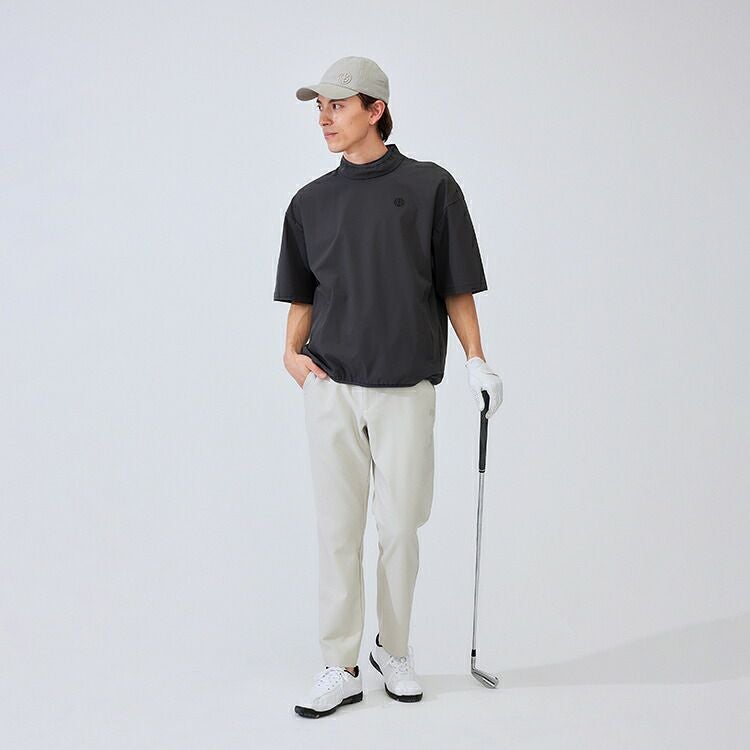 動きやすいストレッチ素材で仕立てたテーパードパンツ